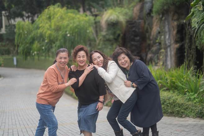 高雄市郊田寮鄰近月世界的花季飯店，搶攻母親節商機，推出一整個月的住宿優惠與活動。（柯宗緯攝）