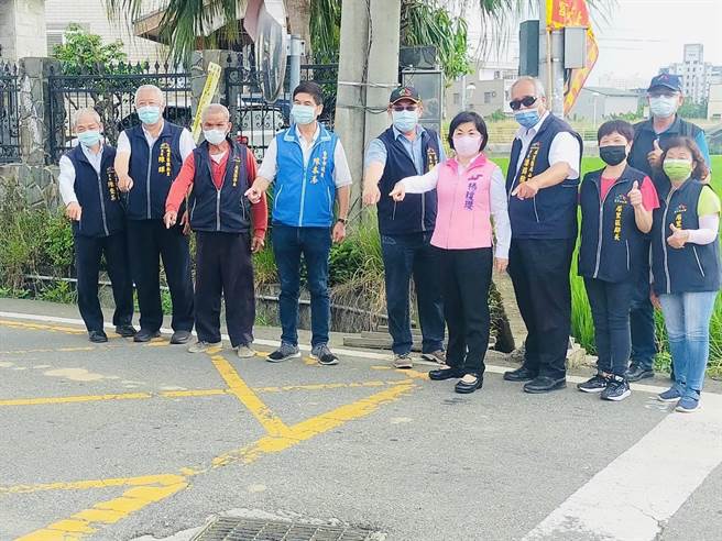 后里区三线路年久失修，立委杨琼璎、议员陈本添会勘争取经费改善。（陈淑娥摄）