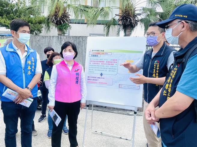 后里区三线路年久失修，立委杨琼璎、议员陈本添会勘争取经费改善。（陈淑娥摄）