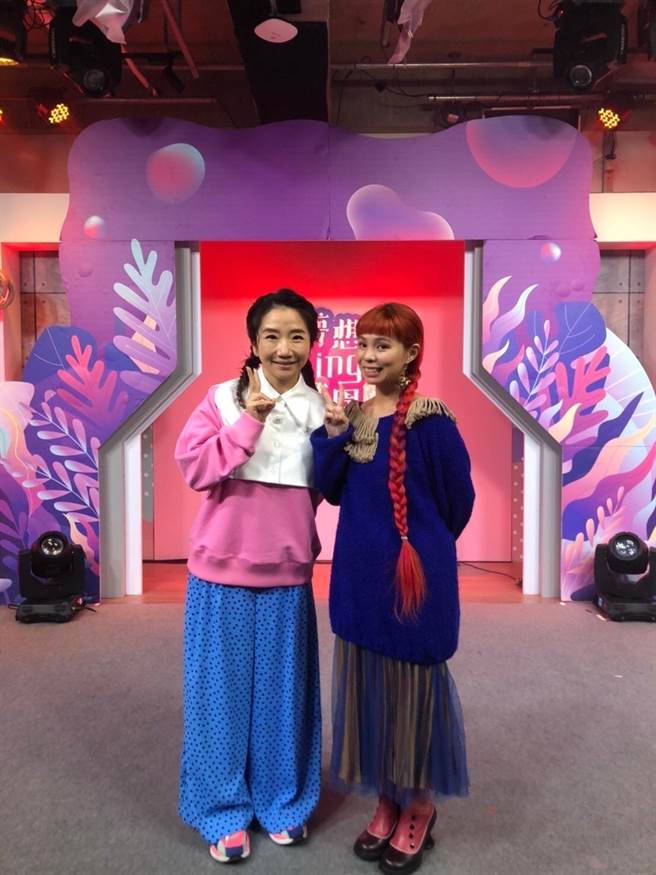 陶晶瑩（左）意外音樂精靈許哲珮是殺手級評審。（17LIVE提供）