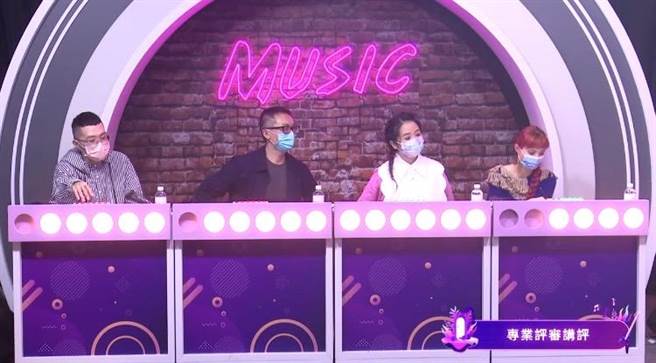 評審任中強（左起）小樹、陶晶瑩、許哲珮依循自己標準給分。（17LIVE提供）