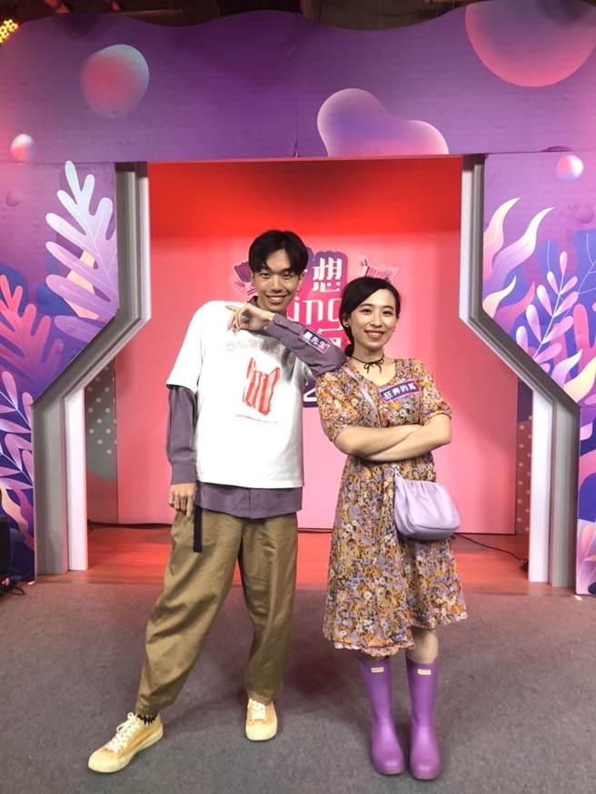 狂奔的馬（左）和嚴先生邊唱邊輕鬆演出相親男女初相會感覺。（17LIVE提供）