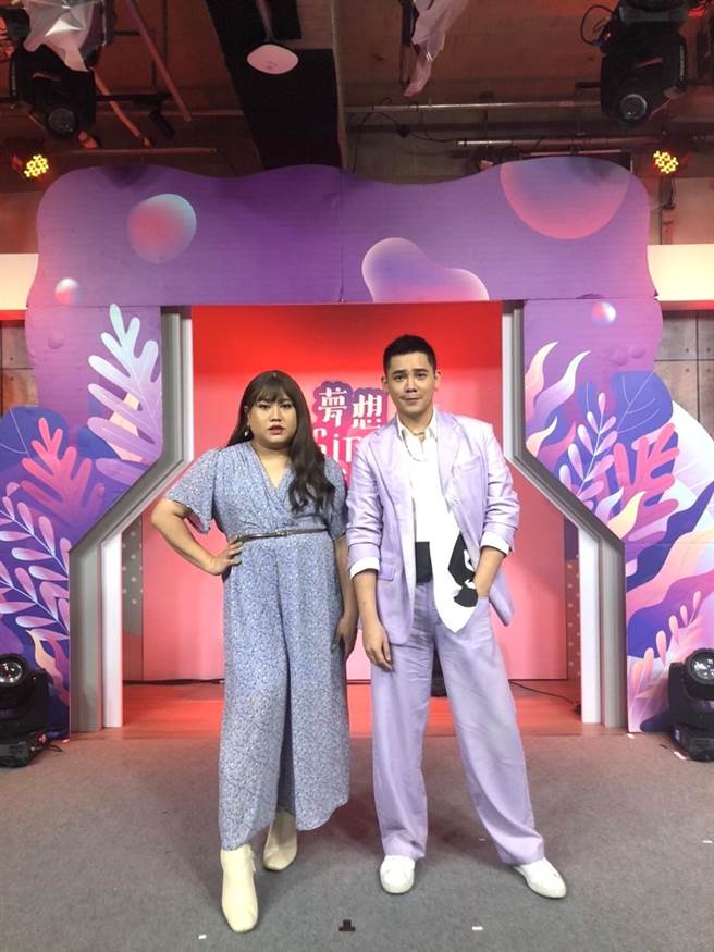 黃小愛（左）和盧學叡搭檔主持，興奮戰況激烈。（17LIVE提供）