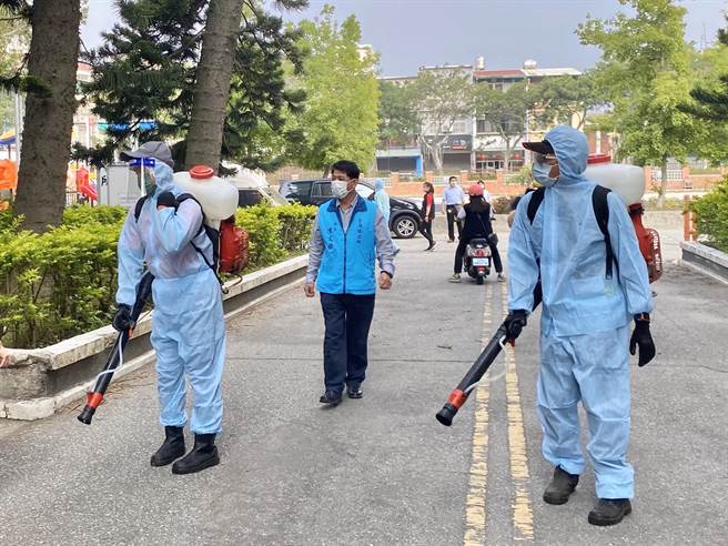 金湖国小今起停课1周，陈文顾镇长（中）带领清洁队协助校园大清消。（金湖镇公所提供）