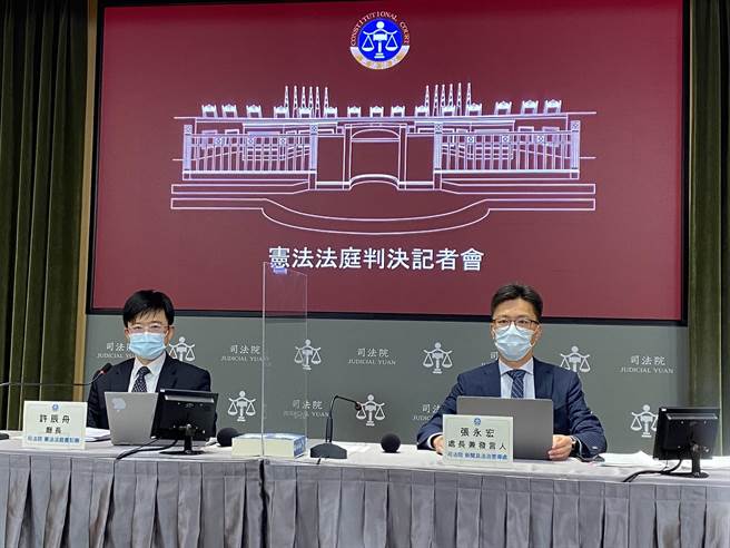 司法院憲法法庭書記廳長許辰舟，及發言人張永宏。林偉信攝