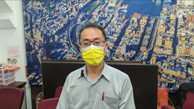 基隆市立田徑場工程嚴重落後，營建商批評是政府更改設計圖導致，基隆市政府教育處長杜國正回應，廠商陳述與事實不符，主因在監造單位與營造廠商，雙方溝通無法凝結共識，刻意拖延互不配合。（陳敬哲攝）