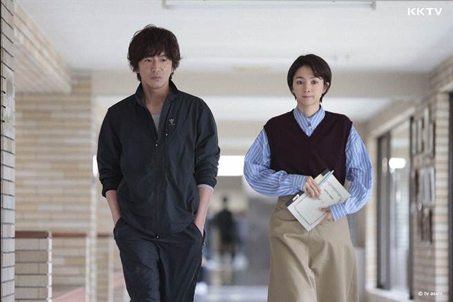 木村拓哉（左）在《邁向未來的10 Count》中用串燒教經濟學。（KKTV提供）