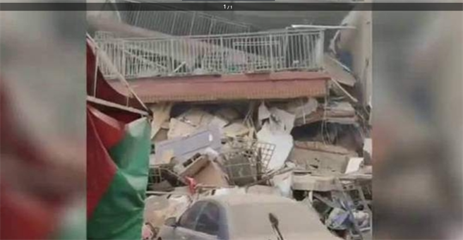 長沙一棟建築29日中午發生坍塌，目前搜救工作仍在進行中。（截自人民網）