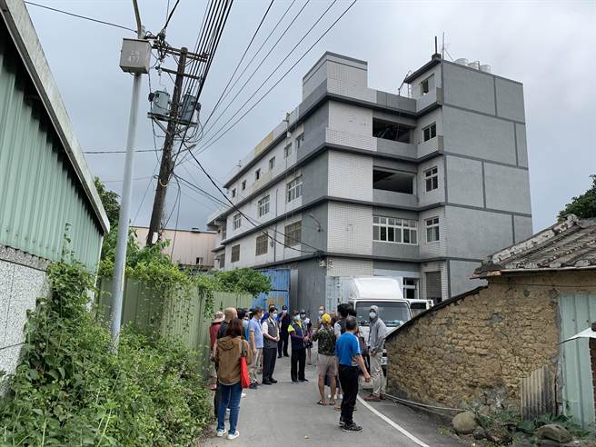 新北市莺歌区中正三路有一处4层楼高民宅，遭地方质疑未来要设置神主牌楼，呼吁市府出面管理。（市议员苏泓钦提供）