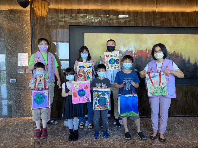  信義房屋中科東大店專案經理陳泱儒號召親子繪畫獨一無二的購物袋，減少一次性塑膠使用。(圖/信義房屋提供)