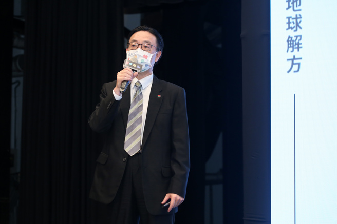 信义房屋副总经理周庄云在「RA100地球解方」永续高峰会中提及信义房屋的永续门市政策。(图/信义房屋提供)