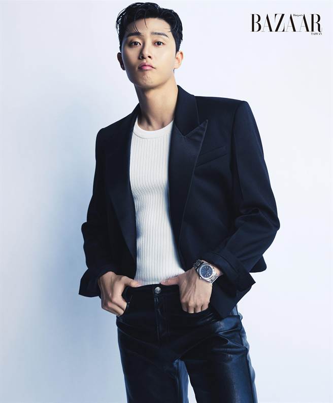 朴敘俊拍攝《Harper's BAZAAR》雜誌封面。（Harper's BAZAAR提供）