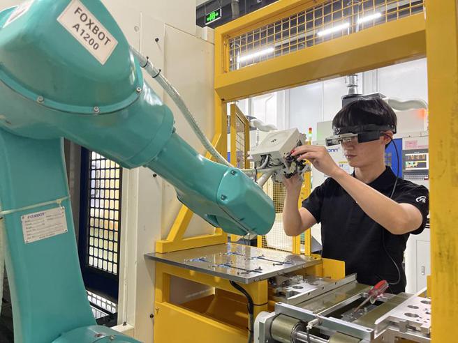 （工业富联智慧产线使用AR眼镜进行远端协作。图／工业富联提供）