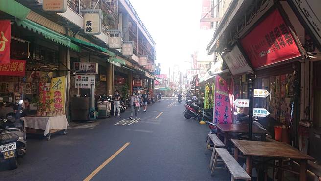 台灣新冠肺炎確診數飆升，台南單日飆破200例，鬧區街頭遊客數大減。（程炳璋攝）