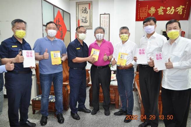 新北市警局局長黃宗仁，今天拜會新北市議長蔣根煌，感謝議會在疫情期間對第一線的支持。（警方提供）