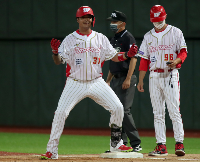 味全龍林智勝敲安上壘後也會比出慶祝動作。（資料照，鄭任南攝）