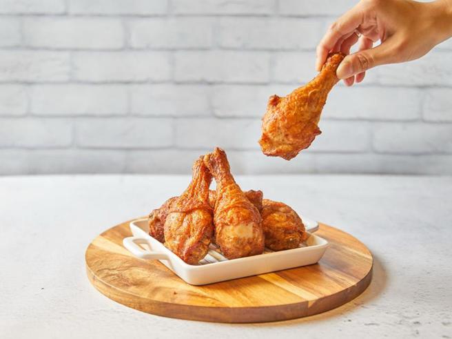 （顶呱呱推出「八鸡撕啖，一斤炸鸡腿」，活动组限时特价250元，图片仅供参考。图／顶呱呱提供）