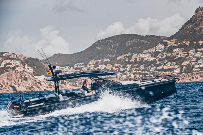 BRABUS改装Brabus Blue Shadow Edition快艇。（PANERAI提供）