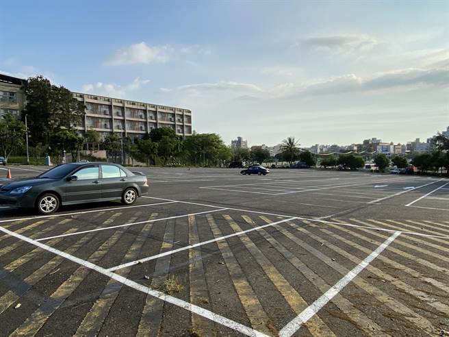 嘉義市立棒球場旁空地已委外經營停車場。（廖素慧攝）