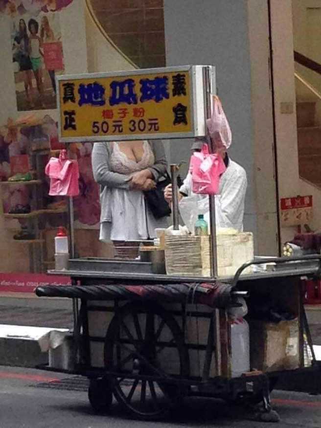 有名男子惊见地瓜球摊贩有名女客人露出「巨乳」排队购买，害他不知道要选择买多少钱的地瓜球。（翻摄自脸书爆废公社公开版）