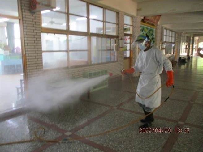 溪口鄉清潔隊今天下午完成溪口幼兒園清消。（擷取自孫維聰臉書）