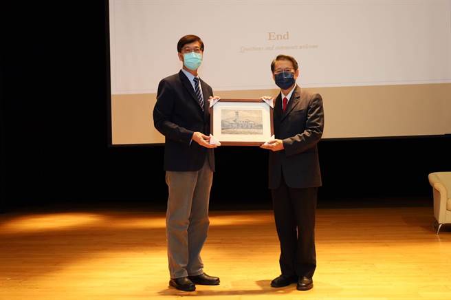東華大學副校長朱景鵬（左）感謝吳玉山院士（右）精闢分享，並代表校方致贈一幅東華八景之一「圖書館」圖像給吳院士留念。