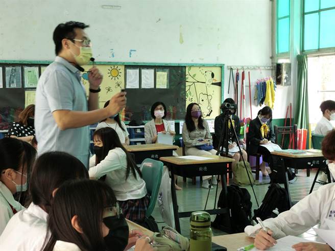 樹德家商應用英語科配合110學年全英授課計畫教師公開授課。(校方提供)