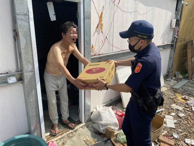 圣亭派出所员警集资买物资，送往辖区内弱势家庭。（龙潭分局提供／蔡明亘桃园传真）