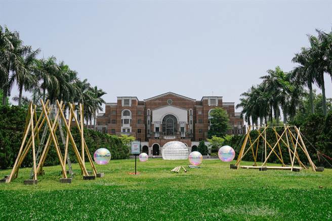 本屆台大藝術季於圖書館前振興草坪展示藝術作品。(台大提供／李侑珊台北傳真)