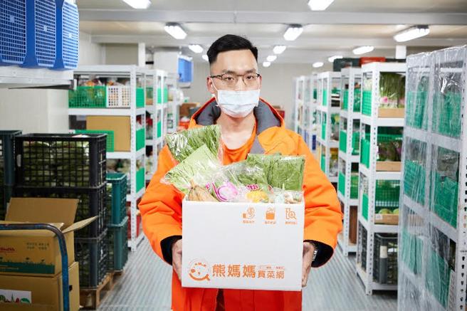 （熊妈妈买菜网设置「防疫专区」，推出「防疫箱」、「蔬菜箱」优惠价，即日起开卖，双北满499元免运最快3小时到货，全台单一温层699元免运宅配送到家。图／东森购物提供）