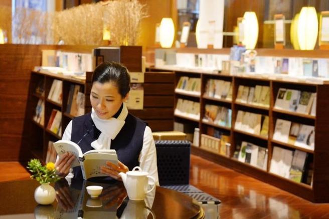 （静思书轩产品上架东森购物网。图／东森购物提供）