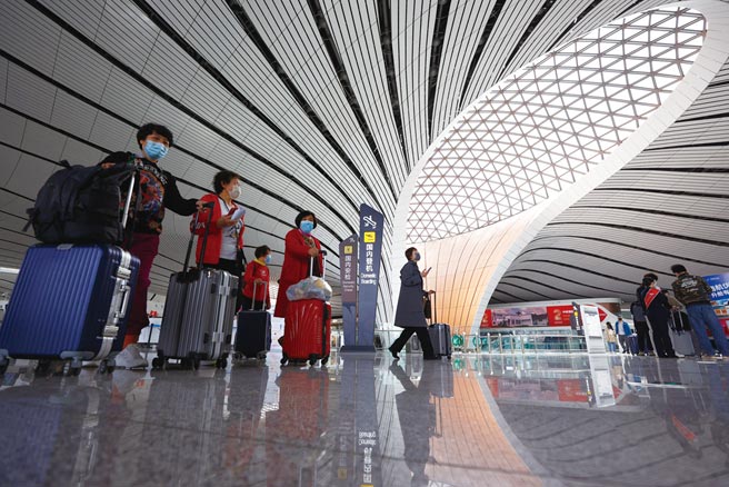 大陸依目前機票預訂情況，五一期間民航旅客運輸量可能200萬人，日均約40萬人，年減77％。圖／中新社