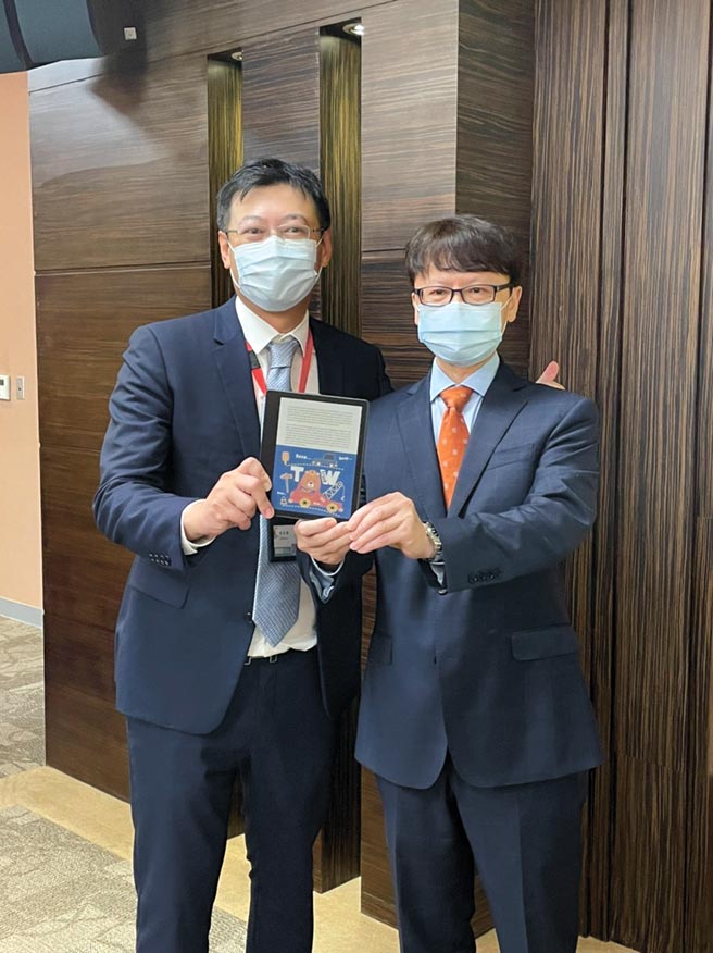 元太Gallery 3全彩电子纸提升彩色画面的翻页速度至1秒，适合显示绘本、教科书与杂志等具有丰富色彩的数位内容。图左为董事长李政昊、右为总经理甘丰源。图／袁颢庭