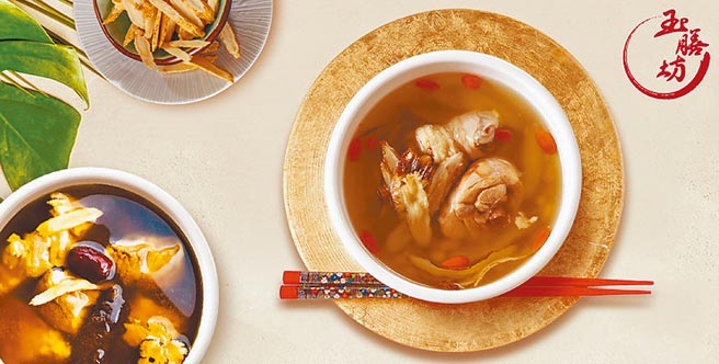 看准居家照护的健康饮食需求，推出「轻症照护餐」及冷冻「汉方养生炖汤组合」。图／膳安国际提供