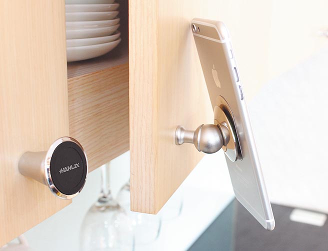 「磁吸式橱柜把手」轻松安装，结合540度万向角度自由翻转。图／得云国际提供