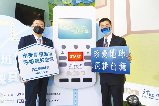 日立冷气总经理罗淮正（右）及台北市电器公会荣誉理事长廖全平（左）出席班班有冷气启动仪式。图／业者提供