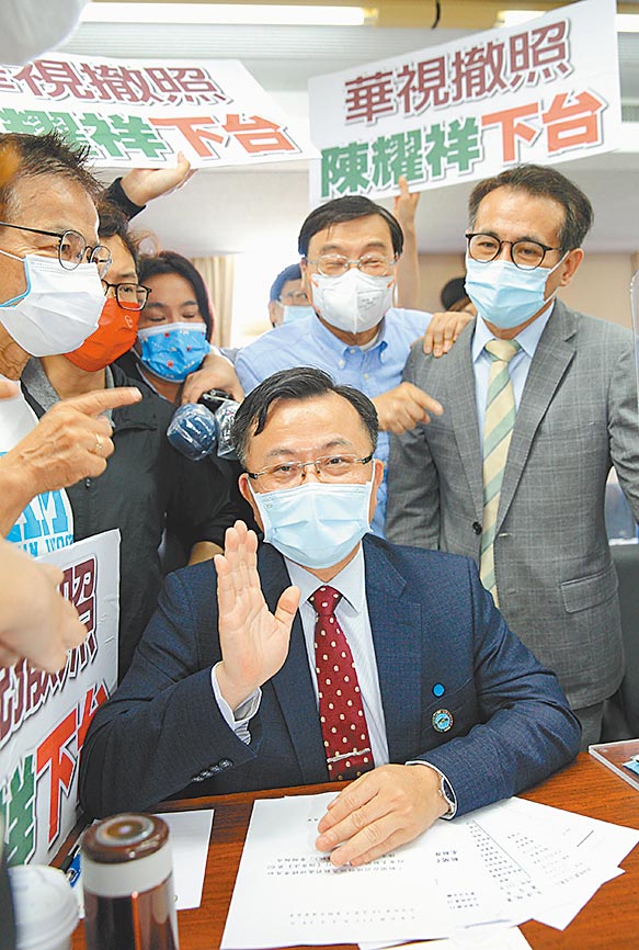 立法院交通委员会28日邀请陈耀祥（前坐者）就华视新闻接连发生3次字幕出错一事做专题报告，国民党赖士葆（左起）、郑正钤与曾铭宗等人包围杯葛陈耀祥，要求他下台负责、华视撤照。（张铠乙摄）