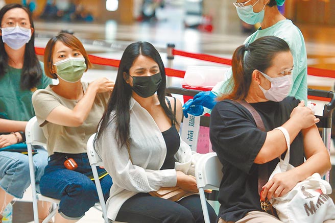 疫情飙升疫苗施打率也提升，图为民眾在台北车站施打站接种疫苗。（陈君玮摄）