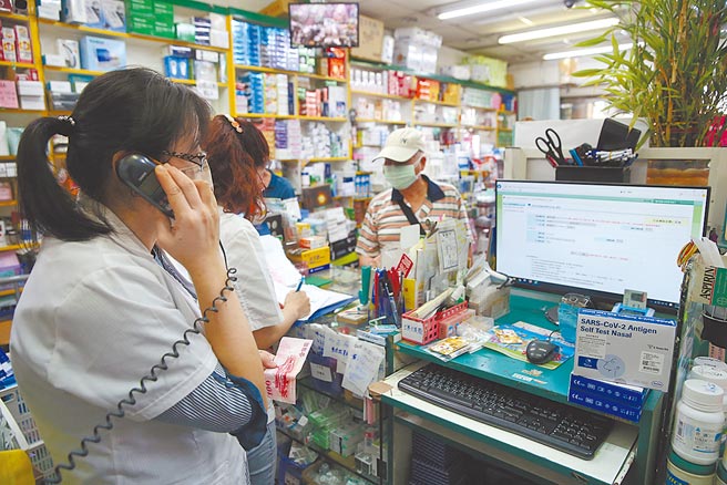 疫情爆炸，台北市28日新增2424例本土个案，市长柯文哲坦言，北北基桃是重灾区，但台湾是一日生活圈，估计疫情会慢慢向中南部扩散。图为快筛试剂实名制上路首日，药局询问电话接到手软。（王英豪摄）