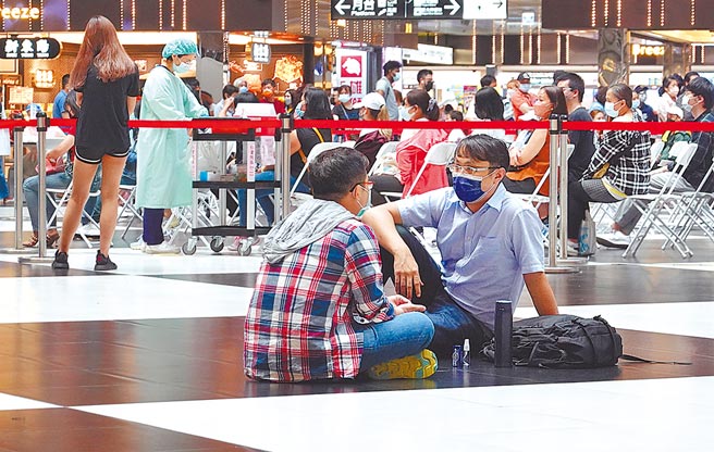 台北市長柯文哲近日拋出軟性封城，引發議論。圖為台北車站接種疫苗的民眾。（姚志平攝）