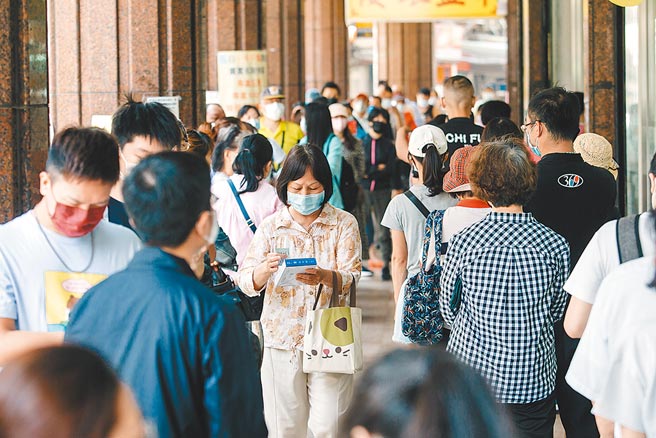 家用快筛试剂贩售实名制上路，大批民眾排队等待购买快筛试剂。（郭吉铨摄）