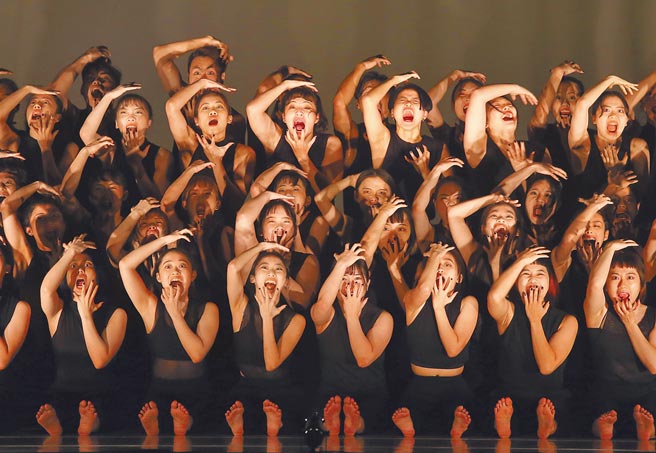 澳洲备受瞩目编舞家史蒂芬妮．雷克（Stephanie Lake）作品《群像》，谈论人与人关系间相互牵引的主导与跟从，由台湾编舞家刘奕伶担任排练指导，带领台北市立大学舞蹈学系及中国文化大学舞蹈学系，共55名舞者联合演出。（王英豪摄）