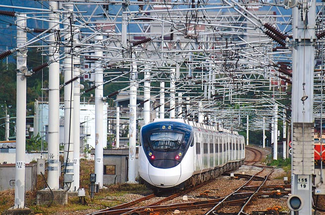 台鐵以EMU3000取代東線普悠瑪及自強號，並全數汰換有舊型摺疊門的莒光號。（本報資料照片）