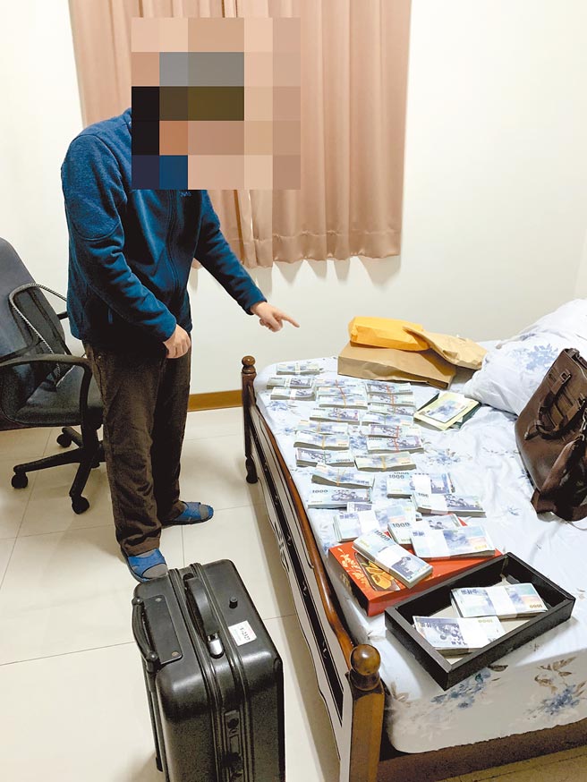 检警在搜索赖荣俊宿舍时找到300万现金，赖荣俊知道逃不掉了，当场承认就是贿款。（检方提供／吴建辉彰化传真）