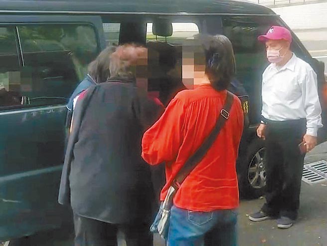 孟姓陸配（黑衣者）賣北市3房產積欠奢侈稅及罰鍰1515萬，遭行政執行署台北分署聲請管收獲准。（台北分署提供）