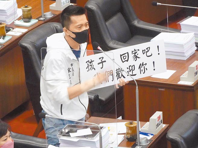 国民党高雄巿长人选难产，国民党高市议员宋立彬28日在议会拿出手牌，欢迎陈其迈回家。（曹明正摄）