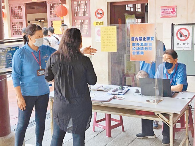 金门县属机关、学校和景点等公共场所持续实施实联制。（李金生摄）