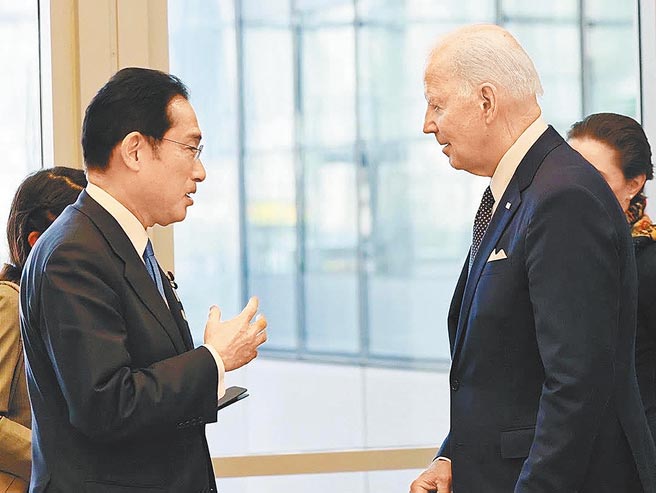 美國總統拜登預定5月20日至24日首次訪問韓國和日本，將與韓國新科總統尹錫悅及日本首相岸田文雄分別舉行會談。圖為岸田文雄（左）於3月25日在比利時首都布魯塞爾與拜登（右）會晤。（摘自日本國首相官邸官網）