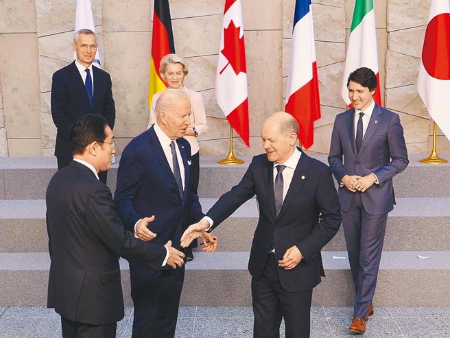 美国拜登政府预告5月外交重头戏将摆在亚洲地区，显示出依然将中国视为最大的对手。图为日本首相岸田文雄（左）于G7领袖峰会时，与德国总理萧兹（右二）及美国总统拜登（中）等人会谈。（摘自日本国首相官邸网站）