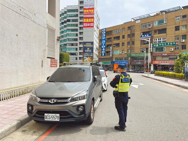 道路交通管理处罚条例检举新制30日上路，明定46项民眾可检举的交通违规项目，包括危险驾驶、闯红灯、违规停车、未礼让行人等46项。（桃园市政府警察局提供／陈梦茹桃园传真）